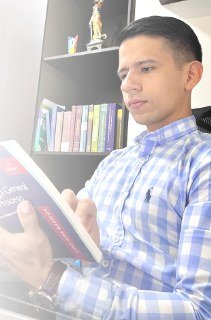 Asesor de la Fundación Arco revisando el Código General del Proceso